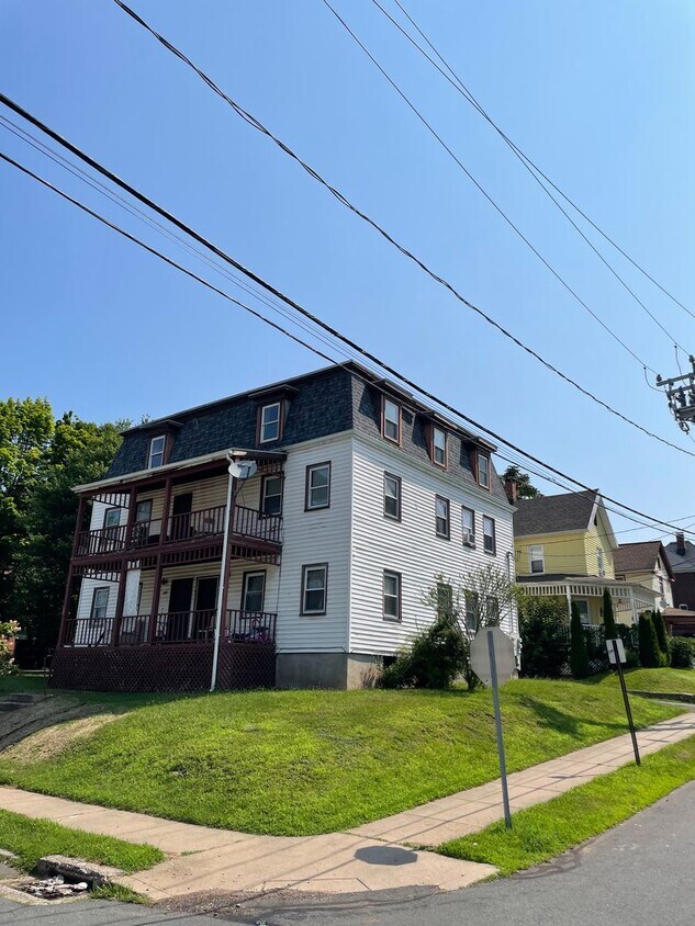 216216 Glen St Unit 216B, New Britain, CT 06051 Room for Rent in New