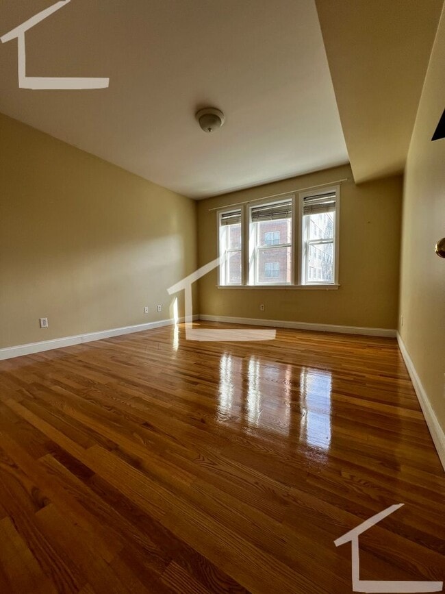 Building Photo - Massive Apt in Desirable Location for BU s...