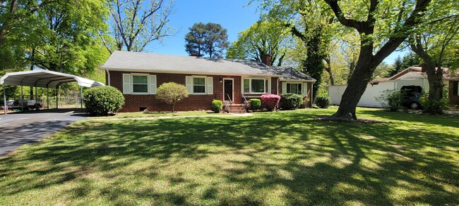 Foto del edificio - Brick ranch in Southside with large privat...