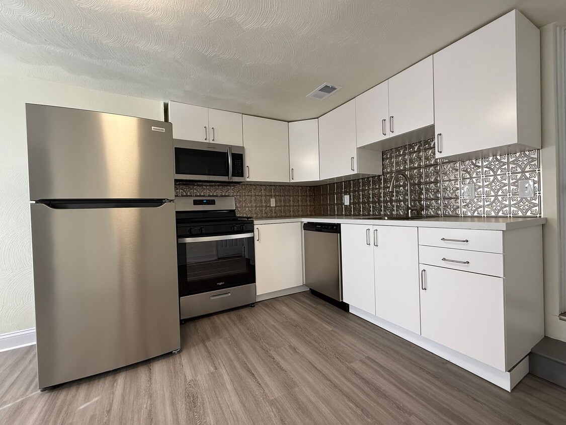 Updated 2BR 1.5 Bath House now available! - Updated 2BR 1.5 Bath House now available!