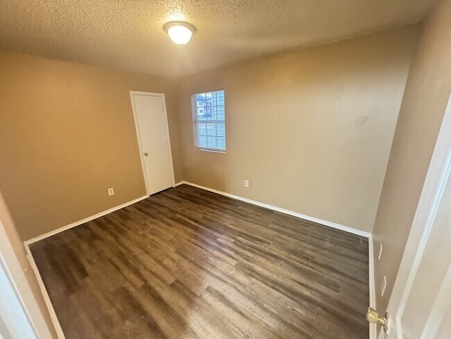 Foto del edificio - 1589 Yager Rd