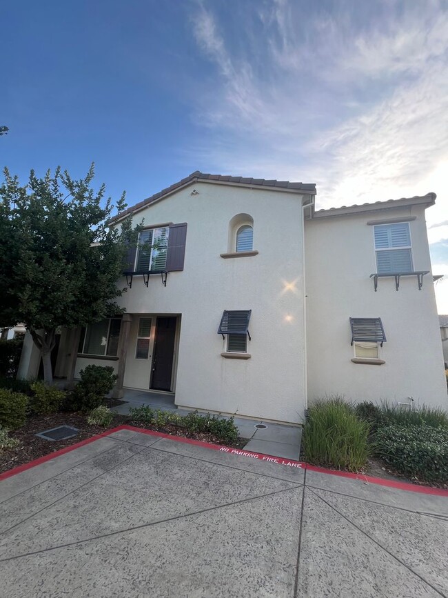 Building Photo - Prime Location in Roseville! 3 Bedroom Low...