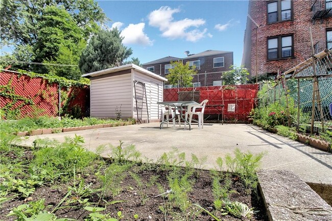 Building Photo - 2026 Colden Ave