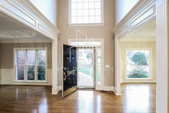 Foto del edificio - Stunning 4-Bedroom Home with Lake and Scen...