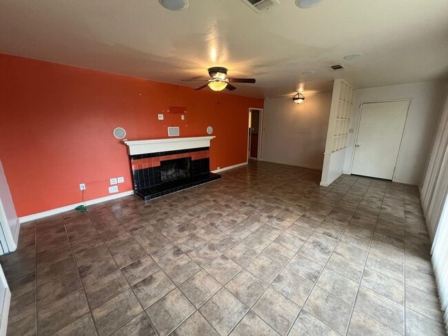 Building Photo - 2 Bedroom Single Family Home in Coalinga