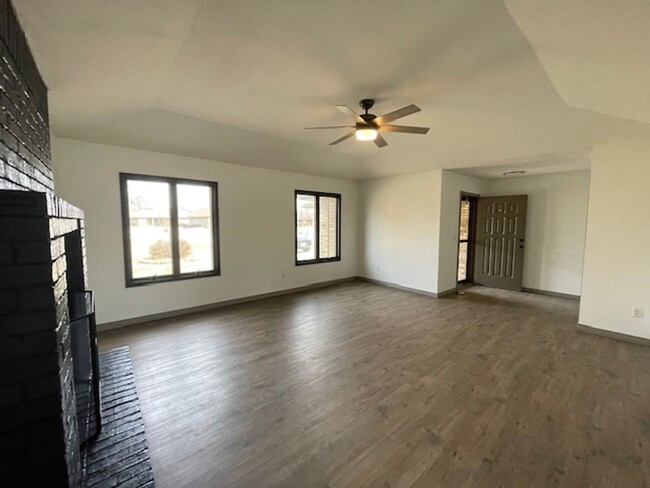 Building Photo - ALL BRICK HOME IN NIXA Located in McCroske...