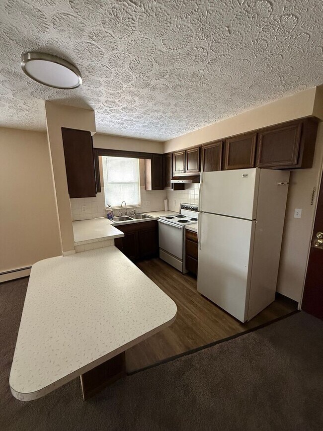 Foto del edificio - 355 Meadowbrook Ave