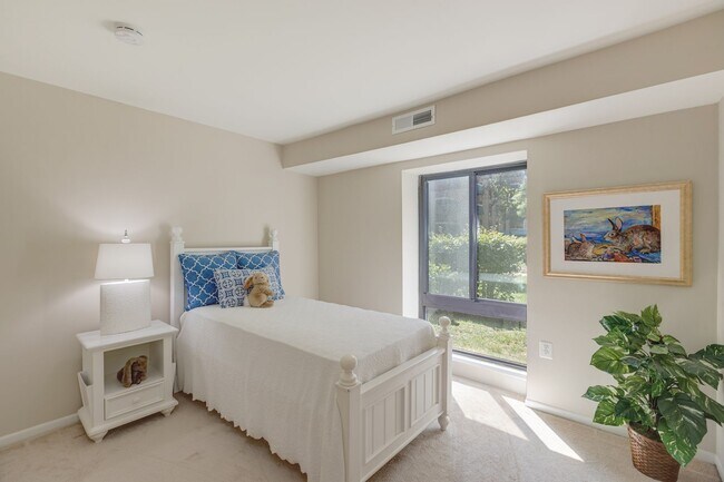 Foto del edificio - Lafayette Park Condominium | All Utilities Included | Pool, Tennis Court & Clubhouse