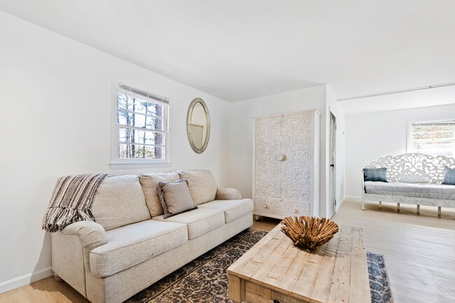 Building Photo - Charming Bungalow Retreat: Fully Equipped,...