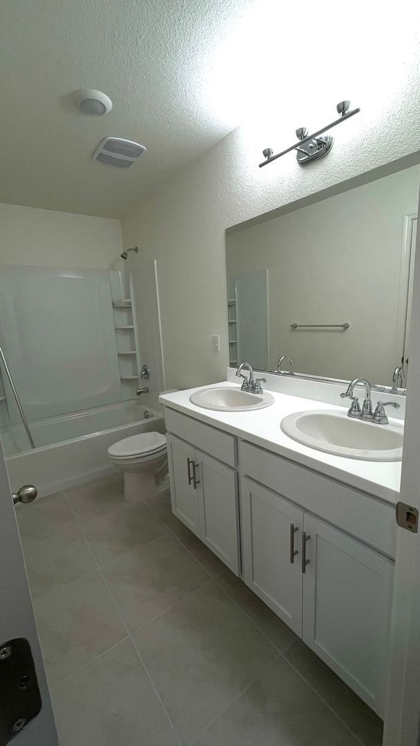 Foto del edificio - 4 year old 5 bedroom 2.5 bath home