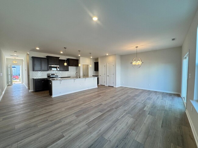 Foto del edificio - Brand New Open floor plan, 2 car garage to...