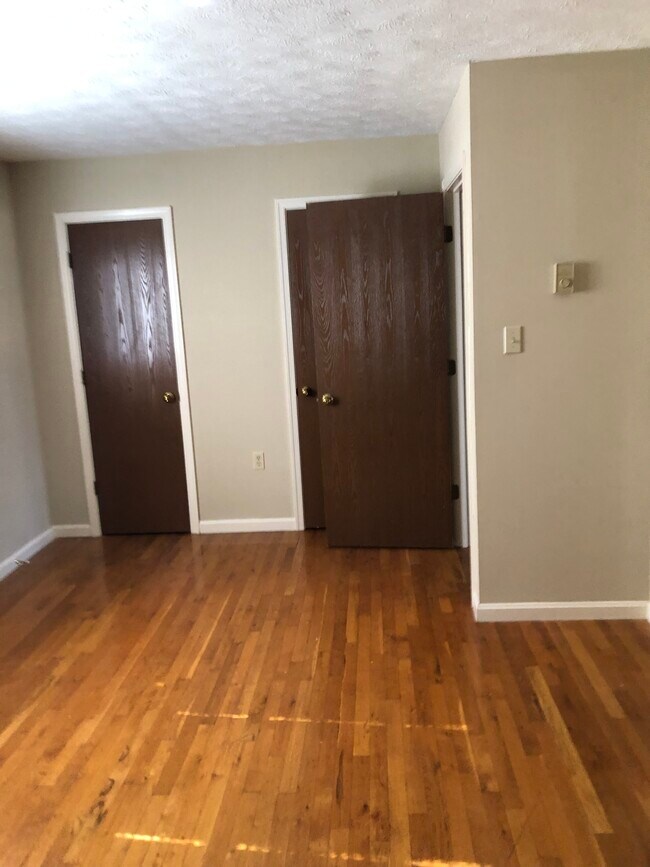 1 of 2 bedrooms - 131 Woodridge Ct