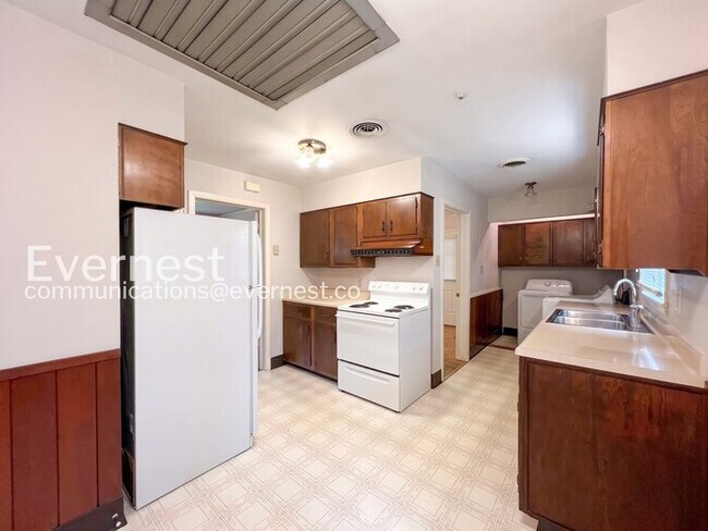 Building Photo - 4984 Welchshire Ave