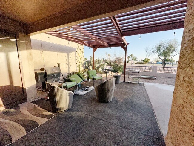 Foto del edificio - 2 Bedrooms-2 Baths With 2 Car Garage Partially Furnished or Unfurnished For Lease