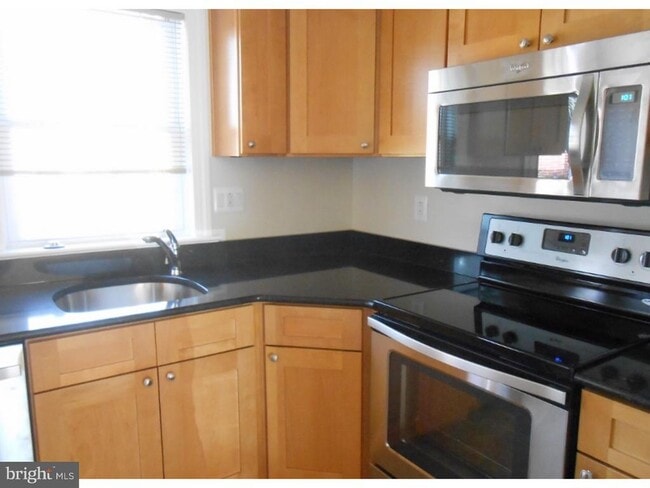 Building Photo - 2349 Woodland Rd