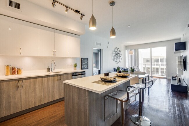 Islas de cocina con gabinetes de diseño de dos tonos para cocinar, comer y entretener. - Allure by Windsor