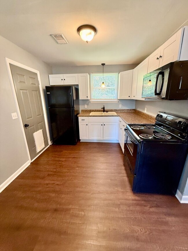 Building Photo - 2 Bedroom in Time for Fall! $1450