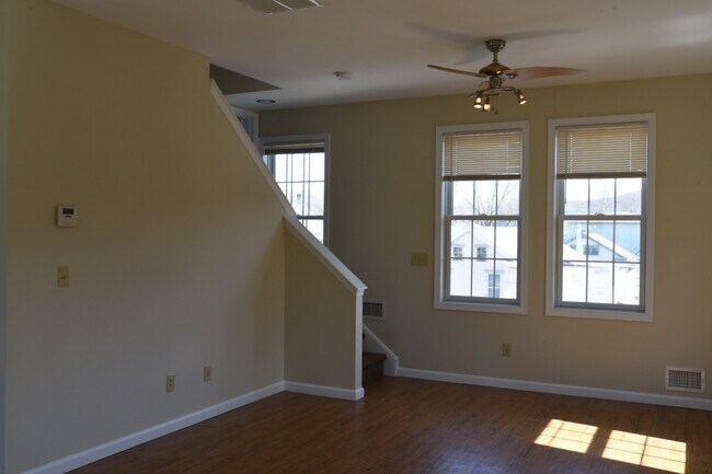 Building Photo - 683 Easton Rd