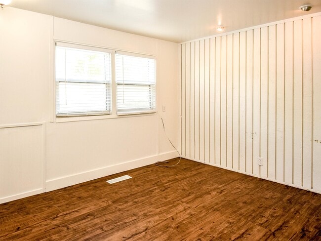 Building Photo - 620 E 700 N