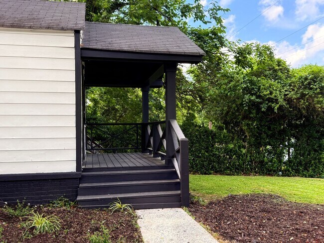 Foto del edificio - Charming 2BR/1Bth bungalow in Atlanta