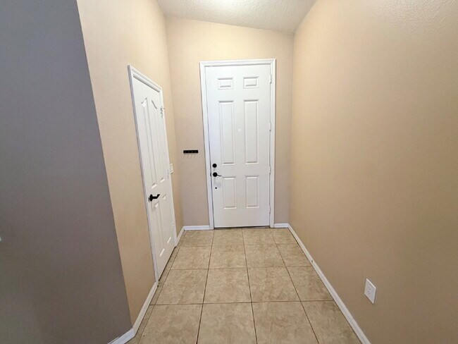 Building Photo - "Spacious 3-Bedroom Home with 2 Full Baths in Charming Mulberry Home with Outdoor Kitchen!