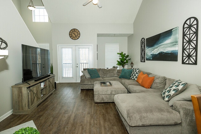 Building Photo - 6595 Reserve Dr