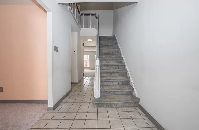 Foto del edificio - 704 Weatherstone Dr
