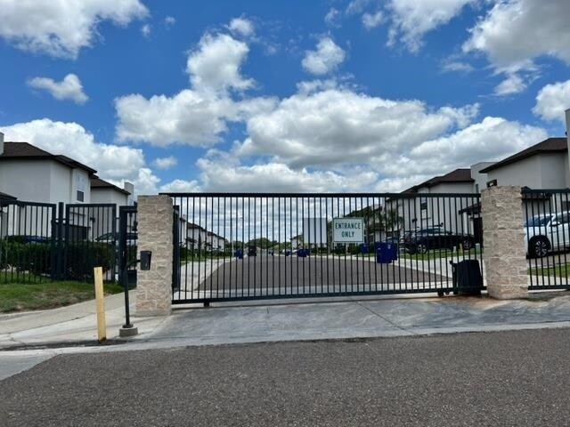 Building Photo - 7925 Elka Lp