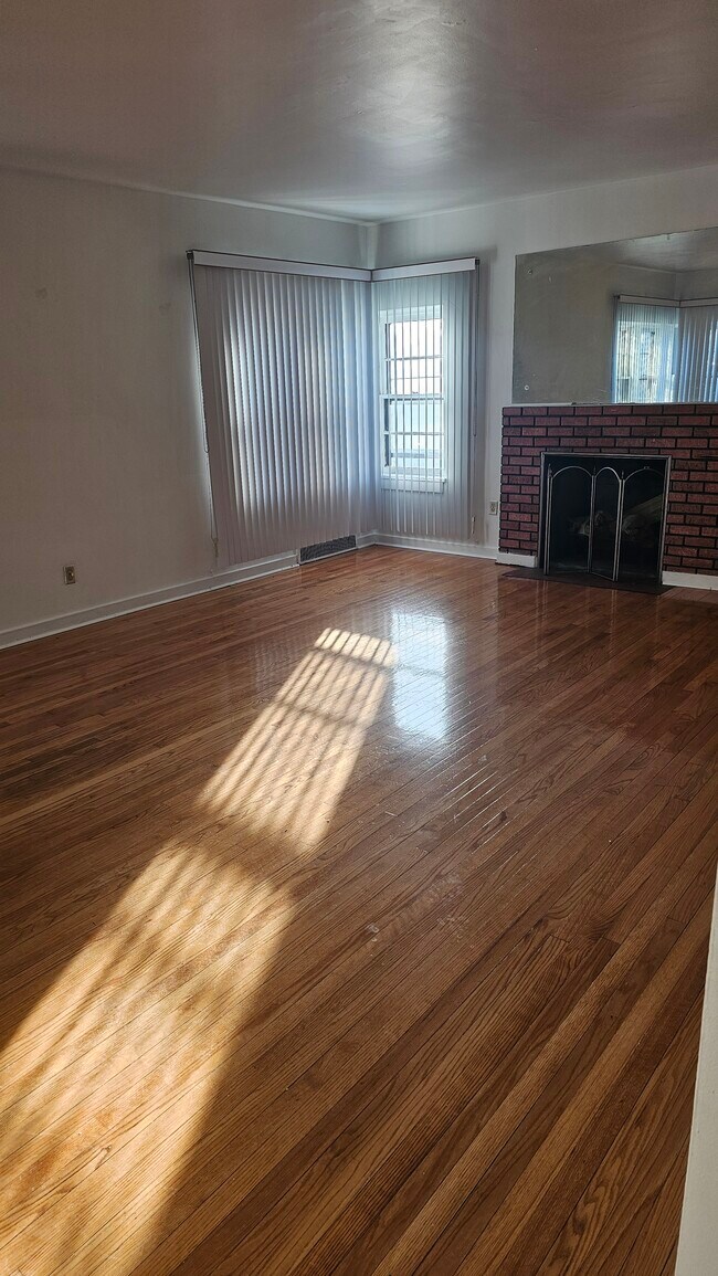 Building Photo - 1112 W 148th St