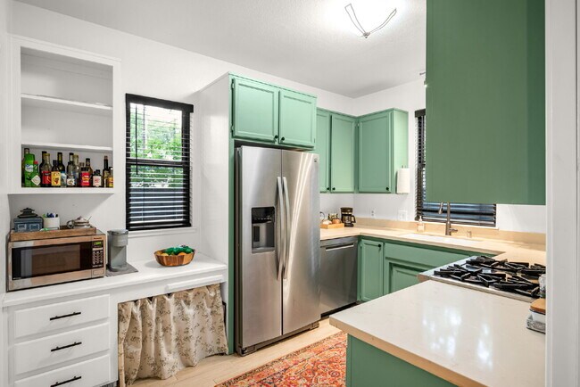 Building Photo - 6 month lease available now