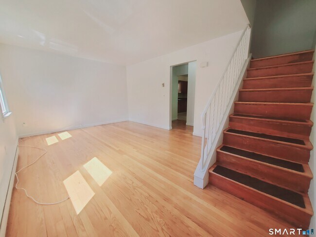 Foto del edificio - 313 Flax Hill Rd