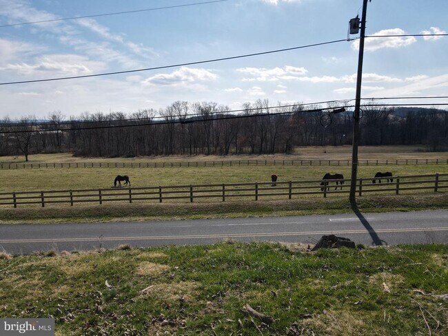 Foto del edificio - 739 S Main St