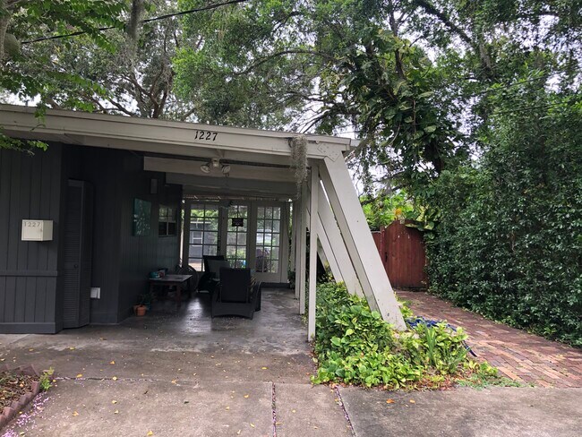 Building Photo - 1227 Country Club Dr