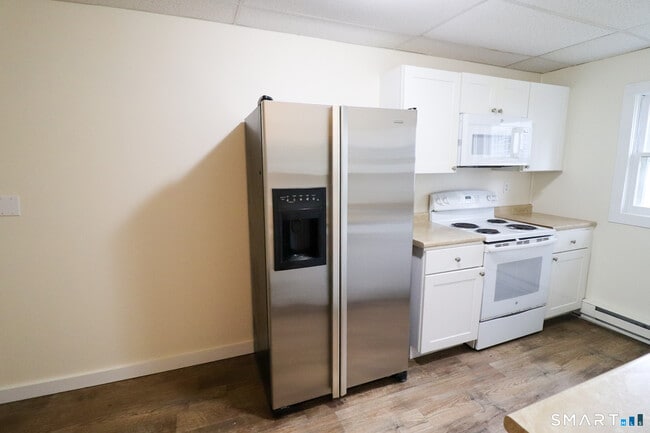 Building Photo - 374 Main St