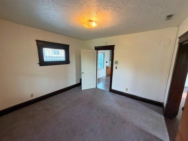 Foto del edificio - 9018 Easton Ave