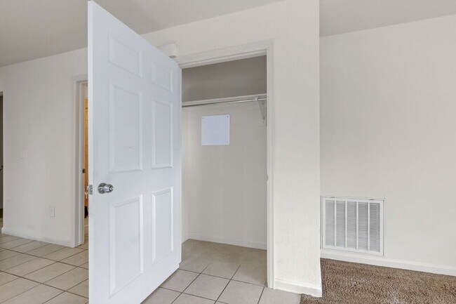 Foto del edificio - 1577 Chase St