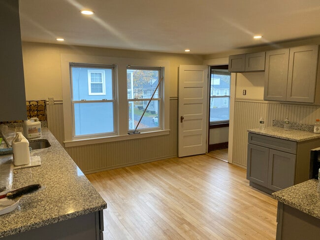 Building Photo - 404 Church St