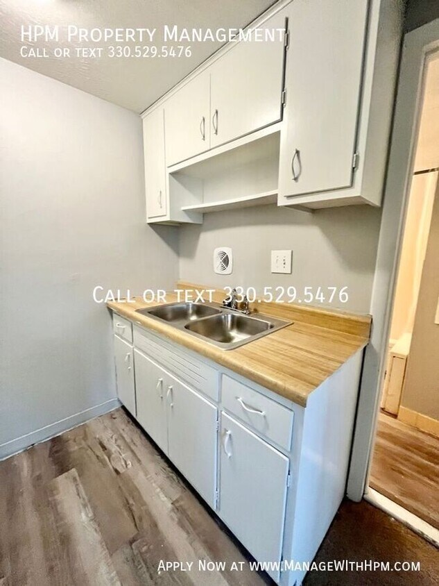 Foto del edificio - 20604 Lorain Rd