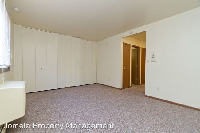 Building Photo - 2803 W Kilbourn Ave