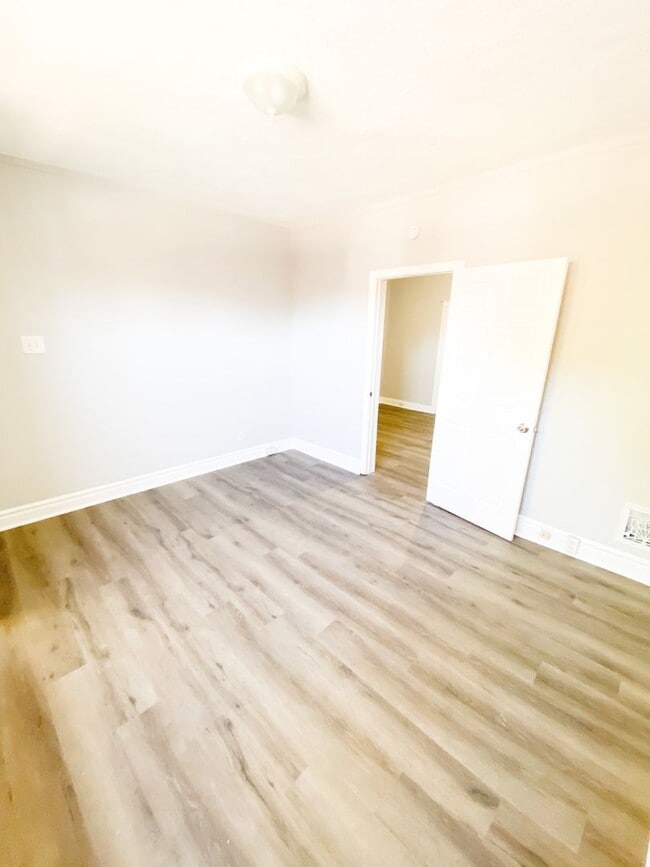 Building Photo - Spacious 2 bed 1 bath just south of Cherokee