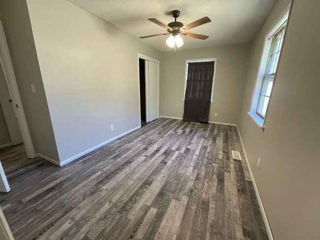 Foto del edificio - CUTE 3 BEDROOM / 1 BATHROOM HOUSE LOCATED ...