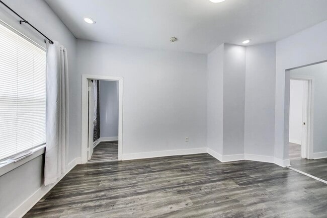 Building Photo - 322 N Lamon Ave