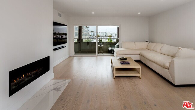 Building Photo - 4350 Vía Dolce