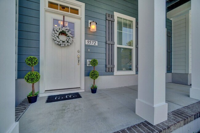 Foto del edificio - Available 08-05-25! Coastal Luxury Townhom...