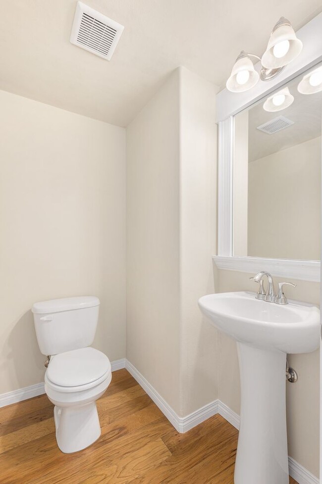 Photo - Bothell 3 Bedroom House with Office Nook 2...