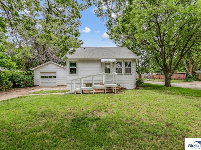 Foto del edificio - 2 bedroom 1 bathroom home with a large gar...