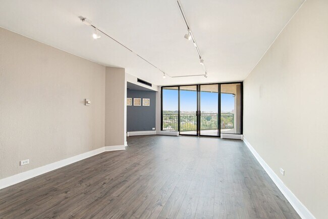 Building Photo - 1 Bedroom 1 Bathroom Updated Condo in Capi...