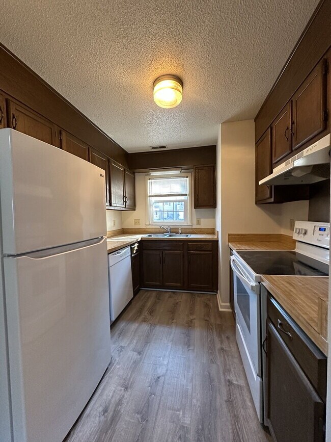 Foto del edificio - Charming 2 Bedroom, 1.5 Bath Townhome-103 Palace Circle