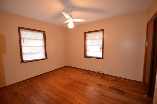 Building Photo - 3038 Highland Dr