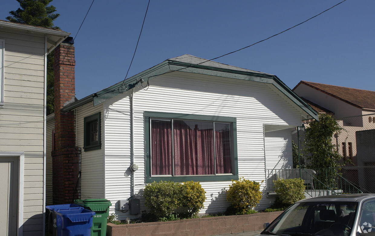 Building Photo - 549 Palace Ct